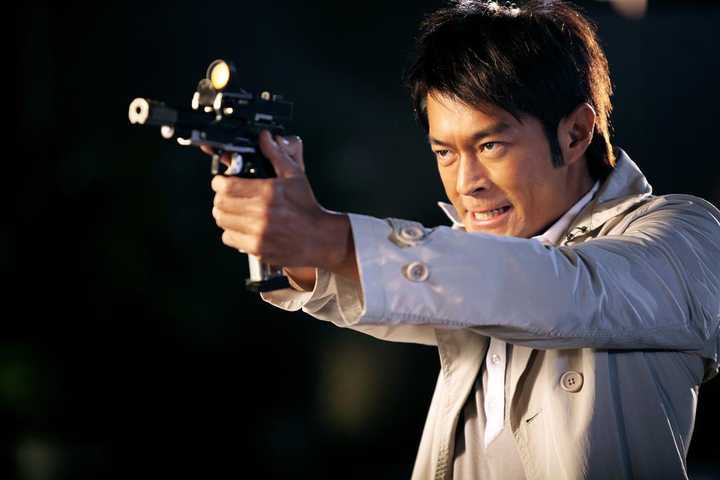 《枪王之王》(古天乐,吴彦祖)中,关友博的女朋友为什么要配合警察演戏