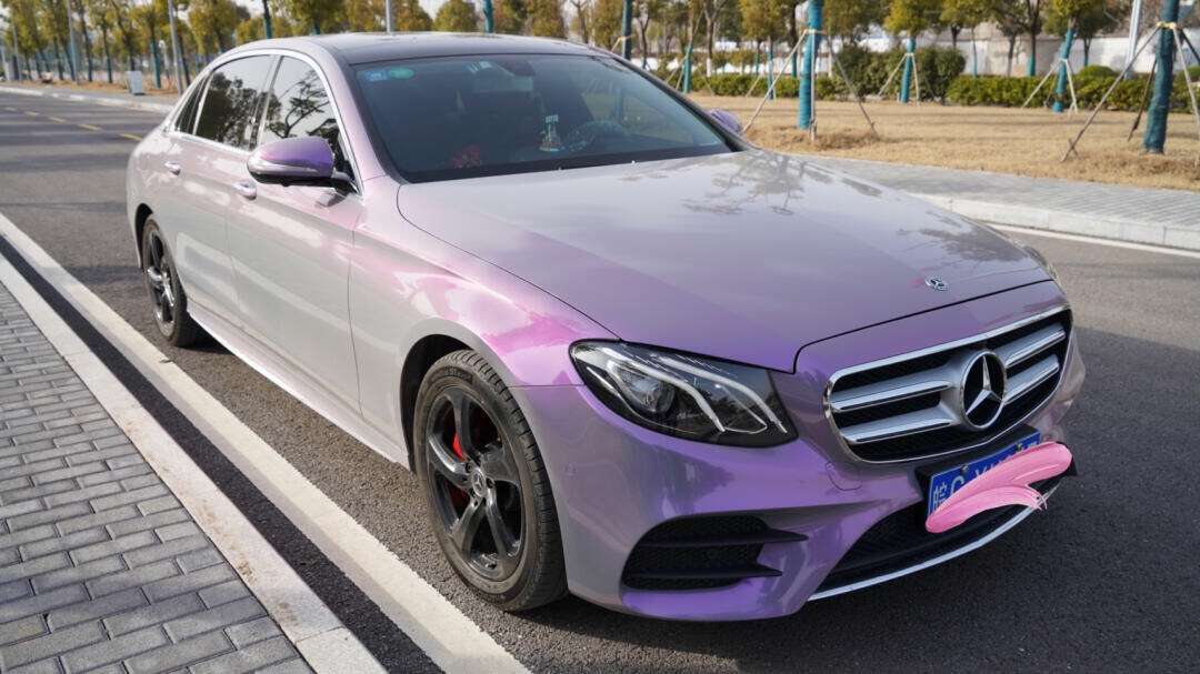 汽车界彭于晏 的想法: 奔驰e300l漆面改色贴膜,梦幻灰魅紫改色
