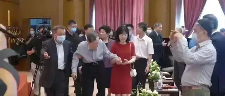 杨振宁先生百岁生日（杨振宁还能干得动翁帆吗）