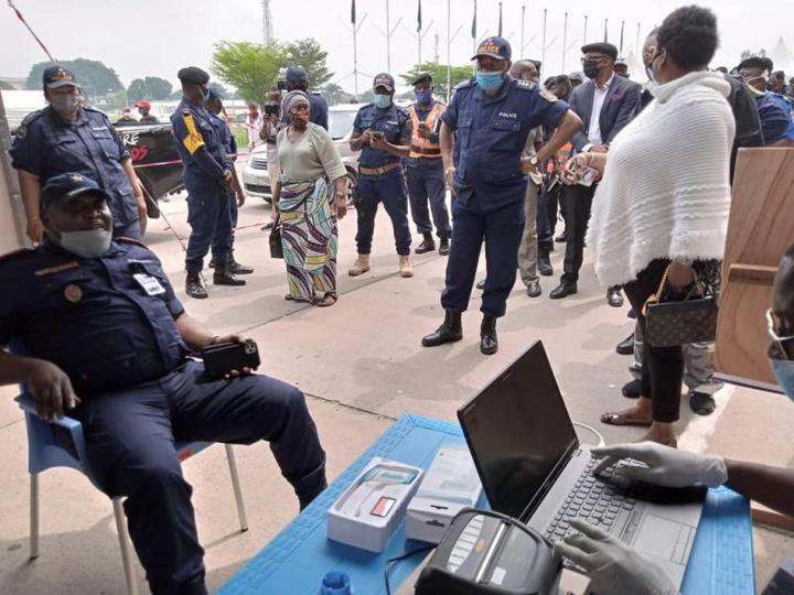 刚果金金沙萨警察局局长率领高级警官到烈士体育场接受冠状病毒检测