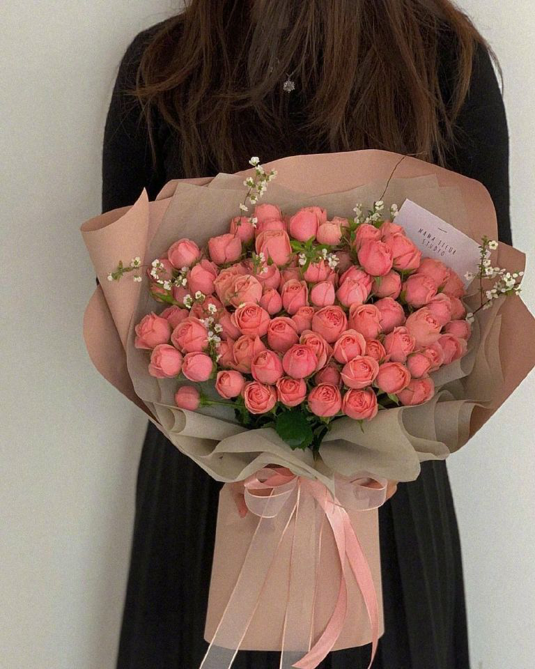 小可爱们有没有手里拿花的人的头像哇歪头谢谢啦类似下图这种的喔