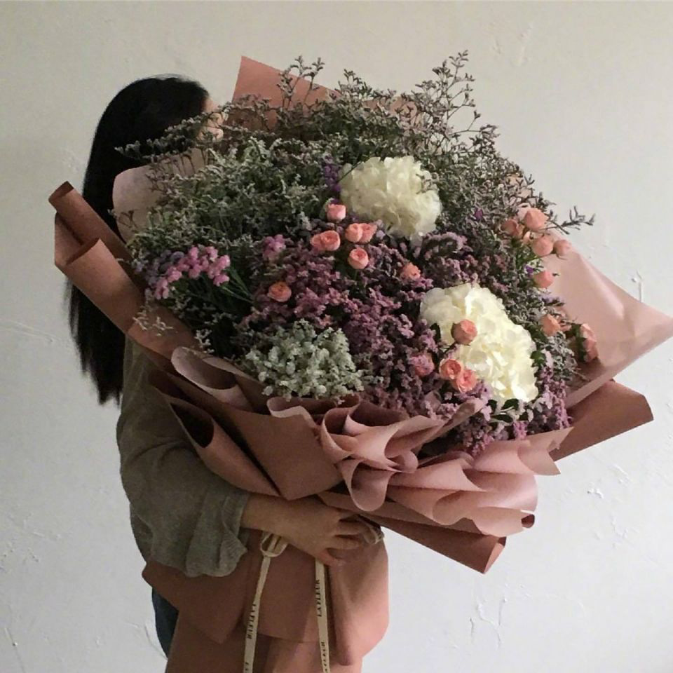 小可爱们有没有手里拿花的人的头像哇歪头谢谢啦类似下图这种的喔