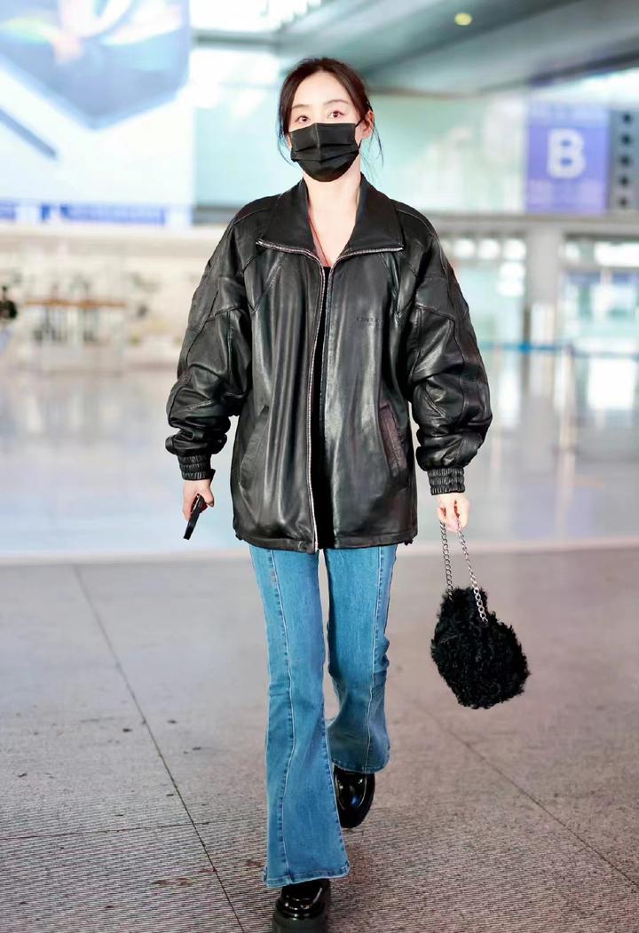 袁姗姗穿黑色皮衣配微喇牛仔裤,经典复古中充溢帅气利落感