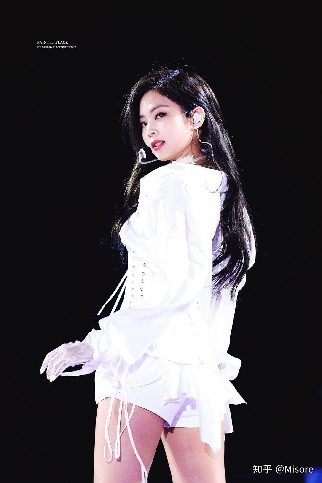jenniesolo舞台装白月光那一场请问是什么牌子的衣服呀